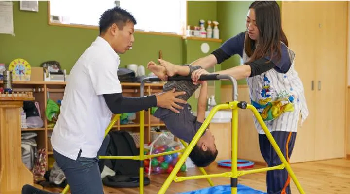 鉄棒をする子供